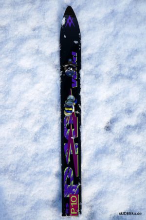 Flaschenöffner-Ski „Schwarze Piste“